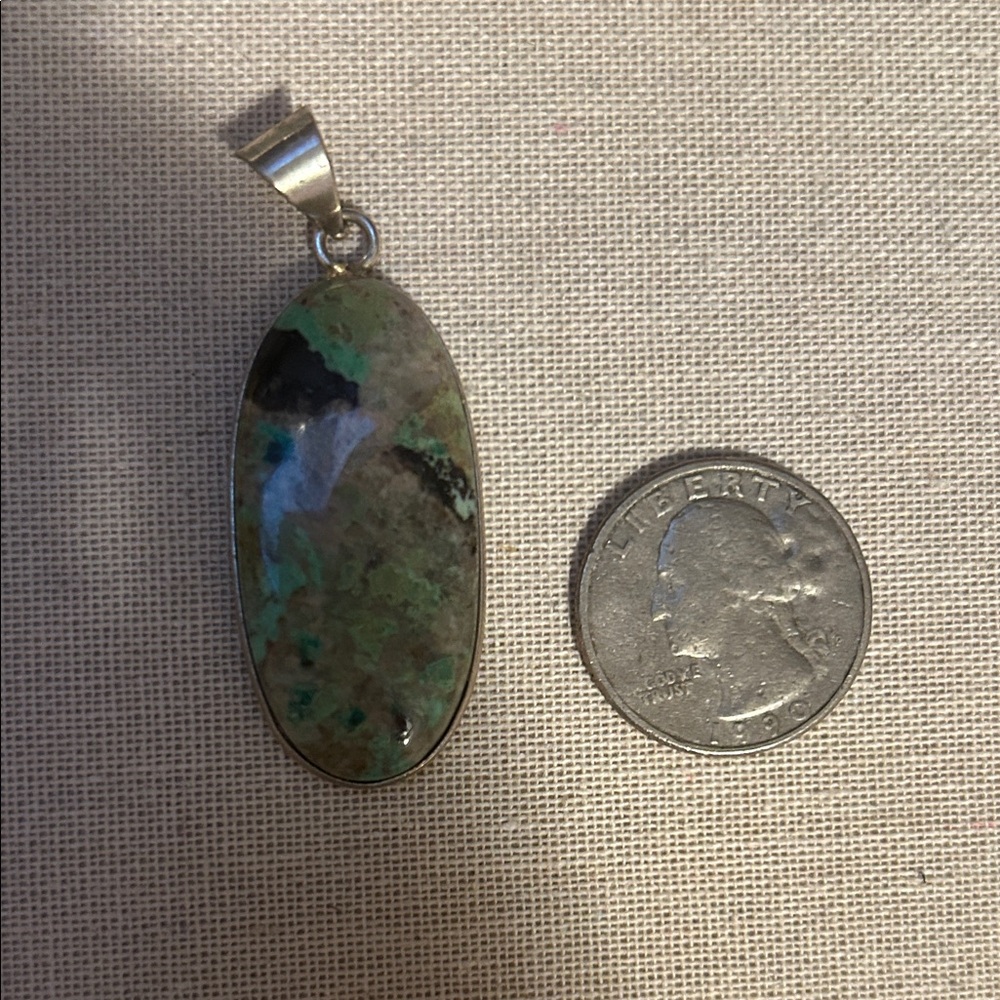 Elegant Green and Black Pendant Necklace